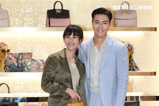 義大利精品品牌Salvatore Ferragamo開幕記者會，始源、陳意涵。（記者林士傑/攝影）