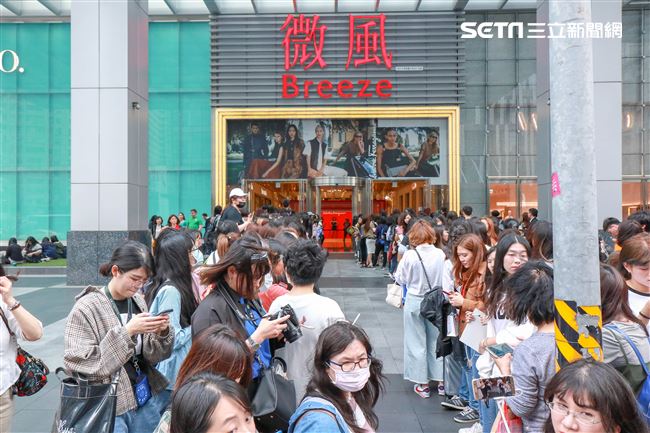 義大利精品品牌Salvatore Ferragamo開幕記者會，現場眾多粉絲為了一睹始源風采夾道歡迎。（記者林士傑/攝影）