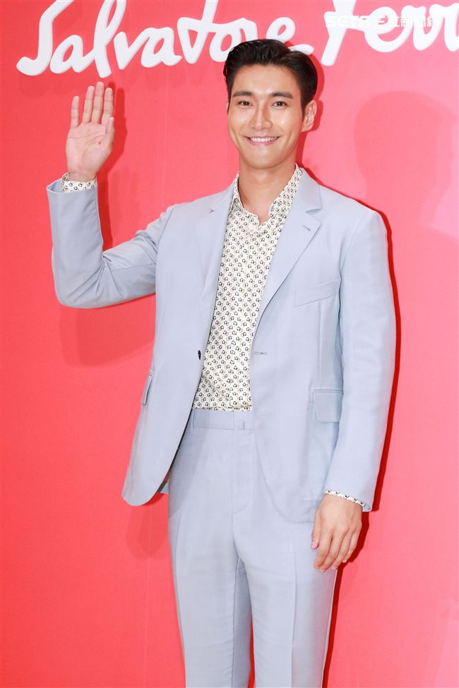 義大利精品品牌Salvatore Ferragamo開幕記者會，韓國藝人始源。（記者林士傑/攝影）