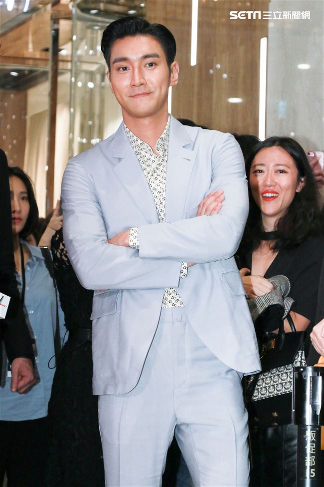 義大利精品品牌Salvatore Ferragamo開幕記者會，韓國藝人始源。（記者林士傑/攝影）