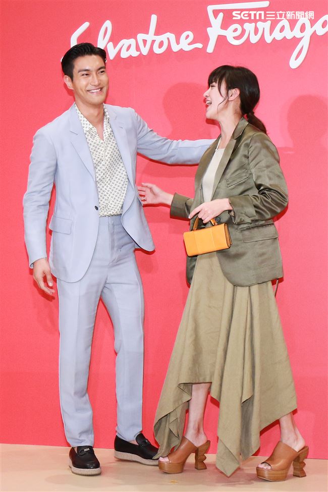 義大利精品品牌Salvatore Ferragamo開幕記者會，始源、陳意涵。（記者林士傑/攝影）