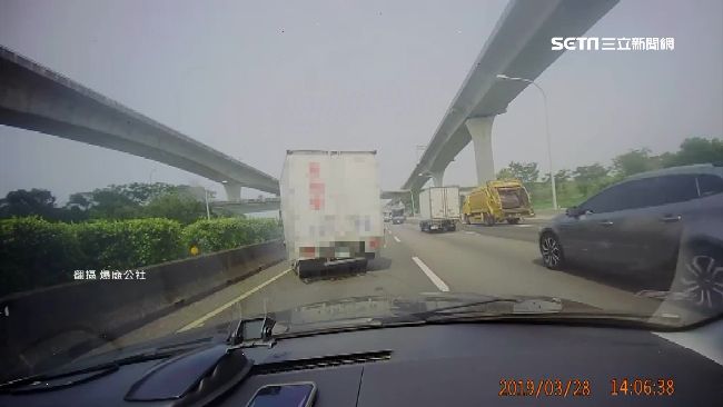 女乘客高喊剎車　5秒後前方出車禍