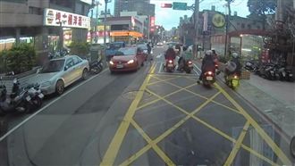 吃飯皇帝大？三寶「就地停車」買壽司