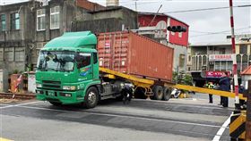 （圖／翻攝畫面）台鐵,鶯歌,桃園,卡車,平交道