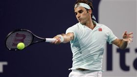 費德勒摘下生涯第101座冠軍盃。（圖／翻攝自邁阿密網賽推特）