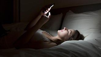 睡前滑手機小心 亮光入睡糖尿病風險增67%