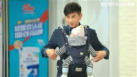 吳奇隆常被劇中嬰兒搞得哭笑不得。（圖／八大提供）
