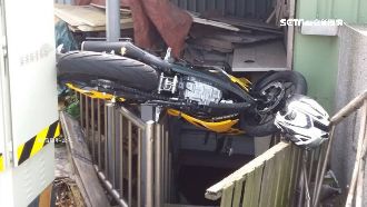 鄉代騎車側撞　機車離奇「騰空」卡住