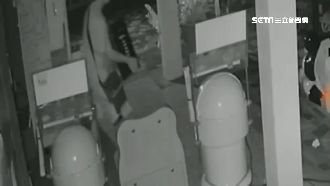 惡男摸黑撬走兌幣機　紅外線攝影錄下