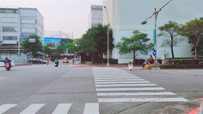 視障無助蹲路中…小黃運將暖舉被推爆