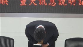 華映去年淨值為負 發言人鞠躬致歉華映(2475)宣布，因面板供過於求與中美貿易戰影響，造成財務困難，董事會通過去年財報，顯示公司淨值為負數，總處長兼發言人黃世昌向股東鞠躬致歉。中央社記者江明晏攝 108年3月27日