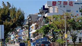 春吶移師高雄　墾丁春假訂房年減2成墾丁音樂季原創的「春天吶喊」今年移師高雄，僅剩2場音樂會，整體訂房率比去年減少約2成，但親子旅遊增加。中央社記者郭芷瑄攝　108年4月1日