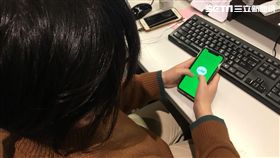 LINE,通訊軟體,聊天,視訊,滑手機,低頭族,示意圖／記者林奇樺攝影