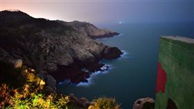 馬祖藍眼淚閃亮現蹤（2）2019年馬祖首波「藍眼淚」小量現蹤東莒，東莒船老大磯釣民宿27日晚間帶團出門追淚，可以看到岸礁、碼頭周圍海水微微發光。（東莒船老大磯釣民宿提供）中央社  108年3月28日