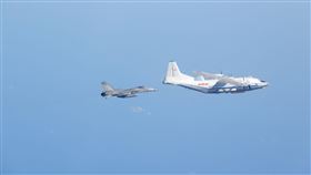 共軍運8繞台　國軍經國號監控伴飛共軍轟6、運8（前）、蘇愷30等多架戰機18日上午繞台，國軍經國號（後）戰機緊急升空伴飛。（國防部提供）中央社記者游凱翔傳真 107年12月18日