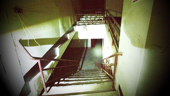 夜遊廢棄戲院！驚見地下室塞滿「人」