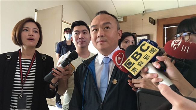 獎狀挨轟馬屁？潘恒旭：綠議員最會拍