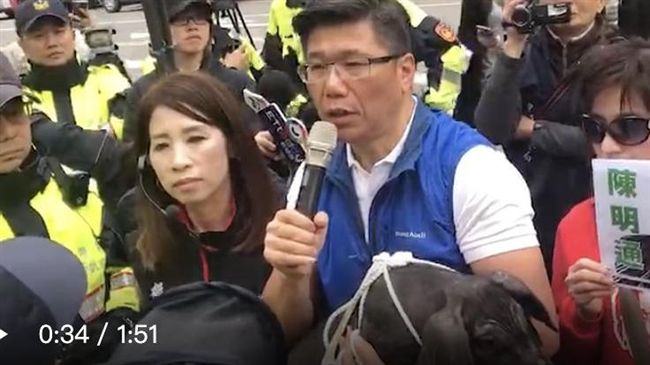 影／虐待豬作秀？藍議員轟陳明通雜碎