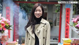 陳妤在《國際橋牌社》挑戰當記者。（圖／馬克吐溫國際影像提供）