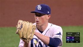 ▲光芒左投亞柏若（Ryan Yarbrough）鼻孔塞衛生紙投球。（圖／翻攝自推特）