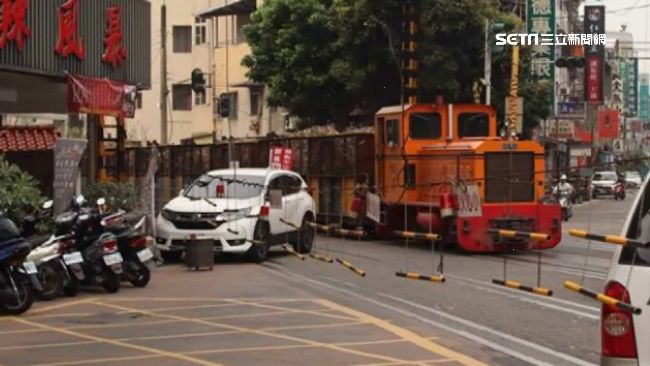 台糖五分車經鬧區　車違停鐵道險遭撞