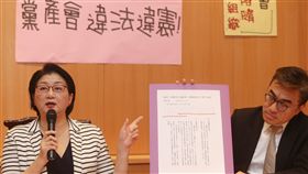 婦聯會財產遭黨產會認定不當取得　雷倩說明黨產會19日認定婦聯會財產為不當取得財產，應命移轉為國家所有。婦聯會主委雷倩（左）下午與律師團召開記者會，針對黨產會決議回應表示，黨產會違法違憲，並提出資料說明。中央社記者鄭傑文攝　108年3月19日