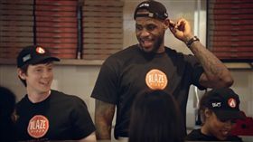 LeBron James當年為Blaze Pizza拍攝的廣告。（圖／翻攝自推特）