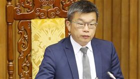 立院三讀通過運輸事故調查法修正案立法院院會2日三讀通過運輸事故調查法修正案，未來將由「國家運輸安全調查委員會」負責航空、鐵道、水路及公路等重大運輸事故調查。圖為會議主席、立法院副院長蔡其昌敲槌。中央社記者施宗暉攝　108年4月2日