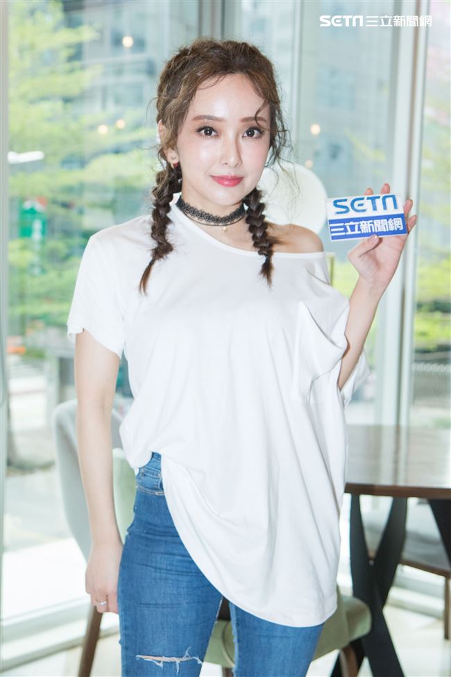 網路型男森田新衣發表會，藝人愛紗接受專訪。（記者林士傑/攝影）