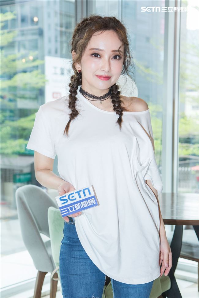 網路型男森田新衣發表會，藝人愛紗接受專訪。（記者林士傑/攝影）