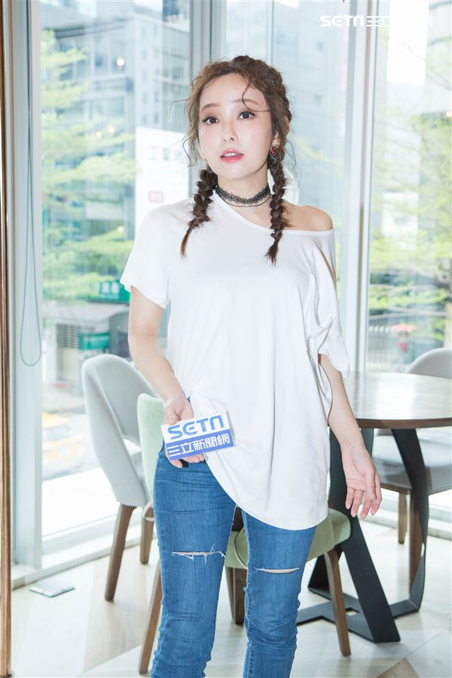 網路型男森田新衣發表會，藝人愛紗接受專訪。（記者林士傑/攝影）