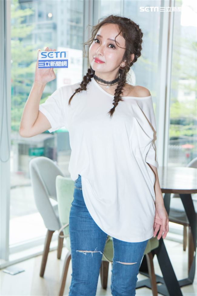 網路型男森田新衣發表會，藝人愛紗接受專訪。（記者林士傑/攝影）