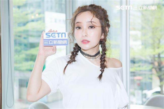 網路型男森田新衣發表會，藝人愛紗接受專訪。（記者林士傑/攝影）