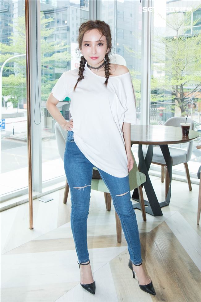 網路型男森田新衣發表會，藝人愛紗接受專訪。（記者林士傑/攝影）