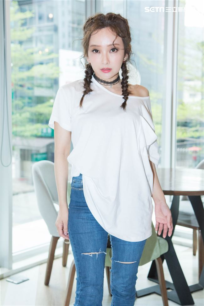 網路型男森田新衣發表會，藝人愛紗接受專訪。（記者林士傑/攝影）