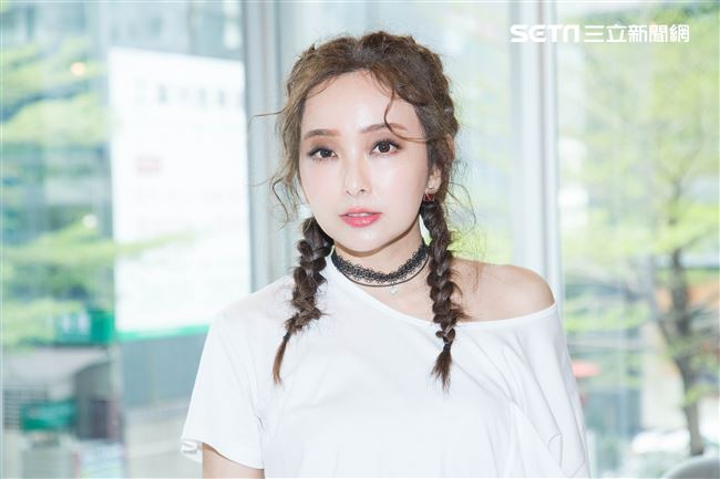 網路型男森田新衣發表會，藝人愛紗接受專訪。（記者林士傑/攝影）