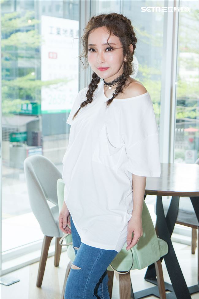 網路型男森田新衣發表會，藝人愛紗接受專訪。（記者林士傑/攝影）