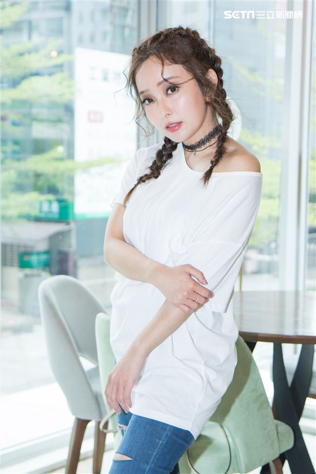 網路型男森田新衣發表會，藝人愛紗接受專訪。（記者林士傑/攝影）