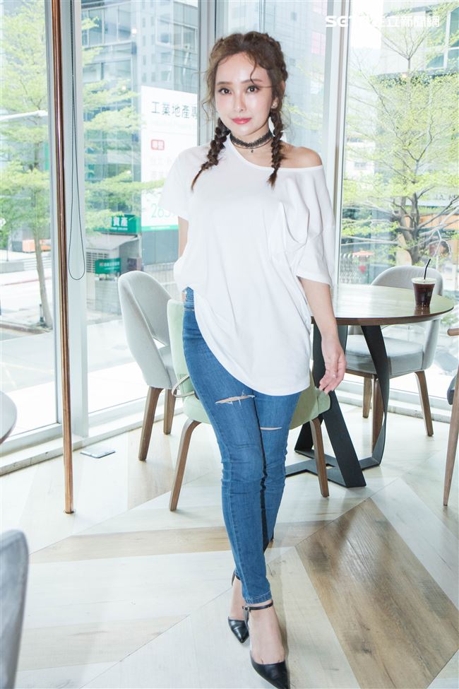 網路型男森田新衣發表會，藝人愛紗接受專訪。（記者林士傑/攝影）