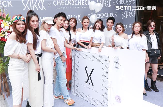 網路型男森田新衣發表會，全體藝人朋友合影。（記者林士傑/攝影）