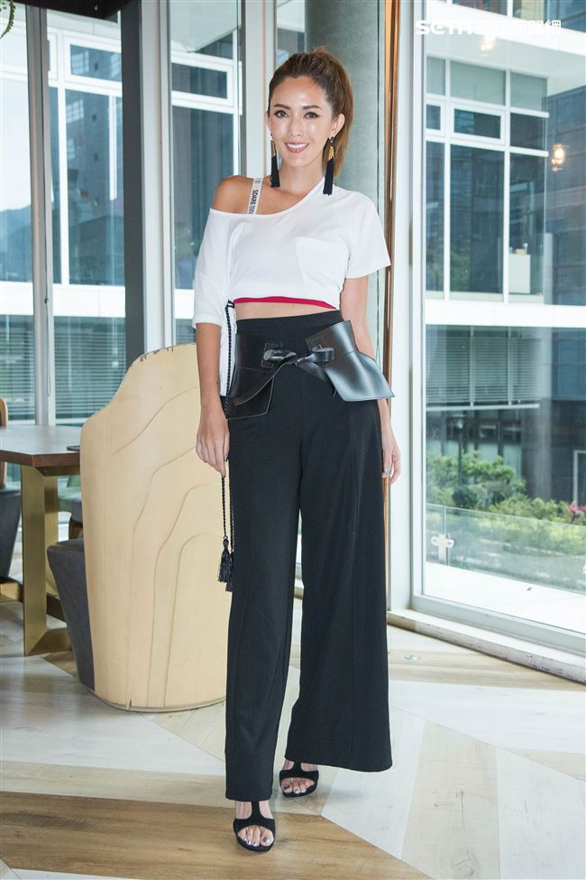 網路型男森田新衣發表會，拐拐接受專訪。（記者林士傑/攝影）