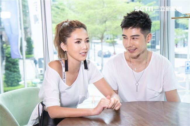 網路型男森田新衣發表會與拐拐接受專訪。（記者林士傑/攝影）