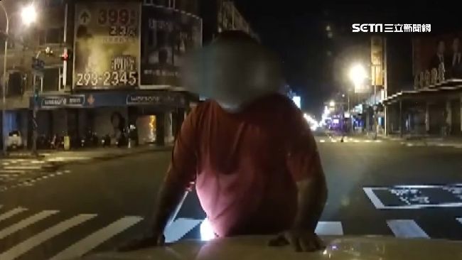 纏女店員還砸車！外籍男被警噴辣水