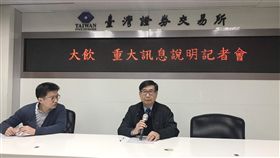 面臨股票停止交易　大飲：繼續與會計師溝通老牌飲料廠大飲因會計師出具無法表示意見的財務查核報告，面臨股票停止交易危機，代理發言人洪松輝（右）2日在重大訊息記者會表示，會繼續跟會計師協調溝通，重出財務報告。中央社記者韓婷婷攝　108年4月2日