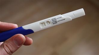 小三半裸摟抱親吻人夫　傳驗孕棒照洩姦情