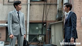 電影《錢力遊戲》，柳俊烈與金宰榮。（圖／車庫提供）
