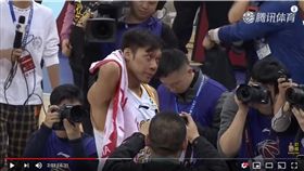 ▲林志傑CBA生涯最終戰淚灑球場。（圖／翻攝自騰訊體育）