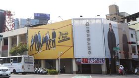 平價服飾連鎖品牌「佐丹奴」五福店1996年在高雄新堀江商圈插旗，也鄰近玉竹商圈，在此立足23年，但業者考量經營成本加上租約到期，3月底熄燈，店門如今掛上招租布條，令不少消費者錯愕。（民眾提供）中央社記者程啟峰高雄傳真 108年4月2日