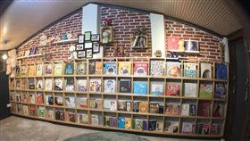 屏東縣萬丹鄉興化廍文化發展促進會將廢棄的老舊牛舍保留原有外觀格局，改造為「廍廍安全－幸福學堂」，提供老中青少聚會場所，成為具地方文化特色的閱讀空間，榮獲建築園冶獎社區景觀營造類獎項。（屏東縣政府提供）中央社記者郭芷瑄傳真　108年4月2日