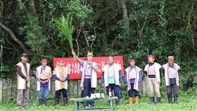 花蓮縣卓溪鄉多所國小師生等約120人，2日上午步行到八通關越嶺道東段瓦拉米古道上的佳心，在部落耆老帶領下進行追悼儀式。（卓溪鄉公所提供）中央社記者李先鳳傳真　108年4月2日